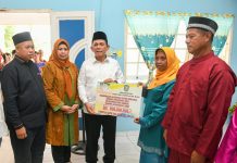 Gubernur Ansar Serahkan Bantuan RT, RW, Posyandu, BPD, dan Penyuluh Agama di Kecamatan Senayang