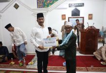 Muhammad Rudi Serahkan Bantuan Sosial Pembangunan Masjid di Bulang