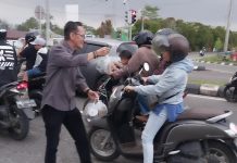 PJS Babel dan KBO Babel Ditemani “Emak Kite” Bagi Takjil Kepada Pengendara Motor