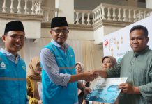 Gubernur Ansar Serahkan Bantuan Insentif Berbagai Komponen Masyarakat di Kabupaten Karimun
