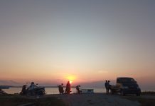 Rombongan Scooterist Menikmati Keindahan Panorama Alam Sunset