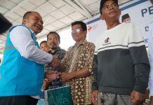 PLN Batam Serahkan Bantuan Paket Sembako untuk Nelayan Tradisional Kota Batam