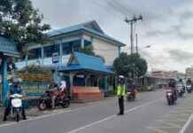 Personil Polres Bintan Hadir Atur Lalulintas pada Jam Padat