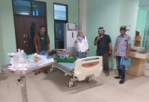 Sempat Viral, Dua Orang Pasien Lumpuh di Bulukumba Dievakusi PKM Bontonyeleng ke Rumah Sakit Sultan Daeng Raja