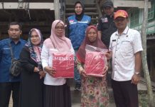 Kemensos Hadir Distribusikan Bantuan Tanggap Darurat untuk Korban Bencana di Desa Kayu Bau