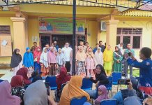Bupati Pelalawan Serahkan Bantuan Sembako kepada Masyarakat Terdampak Bencana Banjir di Desa Batang Nilo Kecil
