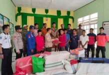 Interpretasikan Kehadiran Pemerintah, Dinas Sosial dan BPBD Serahkan Bantuan Tanggap Darurat kepada Korban KM Yuiee Jaya 02