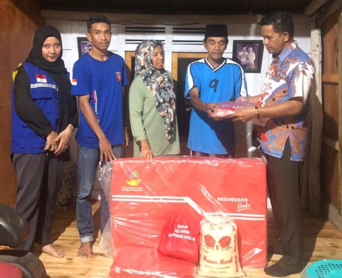 Warga Terima Bantuan Pemerintah