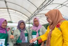 Tumbuhkan Kreatifitas, Wagub Marlin Latih Ibu-ibu Olah Hasil Perikanan