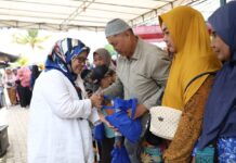 Kedekatan Marlin dengan Warga Sagulung Saat Bagikan 6.300 Paket Sembako Bersubsidi
