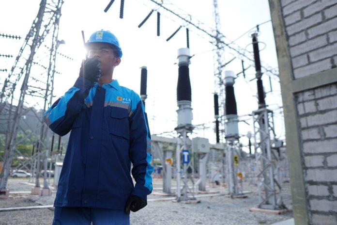 Petugas PLN di PLTGU
