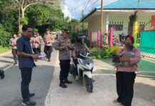 Sambut HUT Kemerdekaan, Polres Bintan Bagikan Bendera Merah Putih