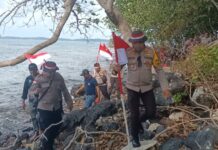 Polisi Kibarkan Bendara Merah Putih di Pulau Terluar Perbatasan dengan Negara Malaysia