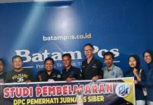 Tujuh Anggota PJS Bukittinggi Belajar Jurnalistik ke Batam Pos