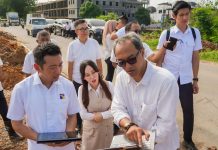 Li Claudia Tinjau Lokasi Penyebab Banjir di depan Perumahan Aiko Residence Batam Center