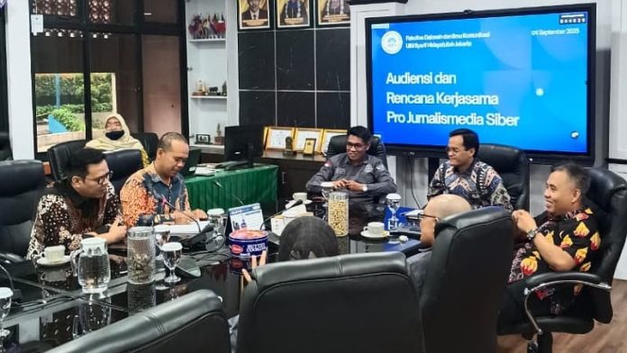 Caption: Suasana pertemuan antara Pengurus DPP PJS dengan pimpinan FDIKOM UIN Syarif Hidayatullah Jakarta, Kamis (04/05/2025).