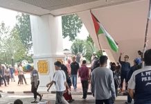 Massa Bawa Keranda, PT MC Dermott Indonesia Diminta Tunaikan Peraturan Pemerintah Nomor 35 Tahun 2021