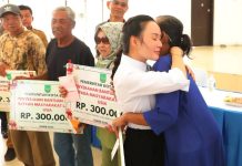 Nyata Dirasakan Masyarakat, Wawako Batam Li Claudia Serahkan Bansos ke Lansia