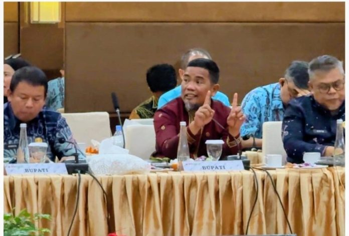 Bupati Pelalawan H Zukri saat menghadiri Kunjungan kerja DPR-RI pada Kamis (2/4).